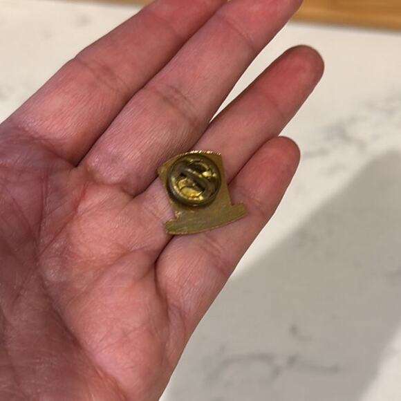 Vintage Hat Trick Top Hat Gold Tone Vintage Lapel Pin National Dart Association - Picture 3 of 3